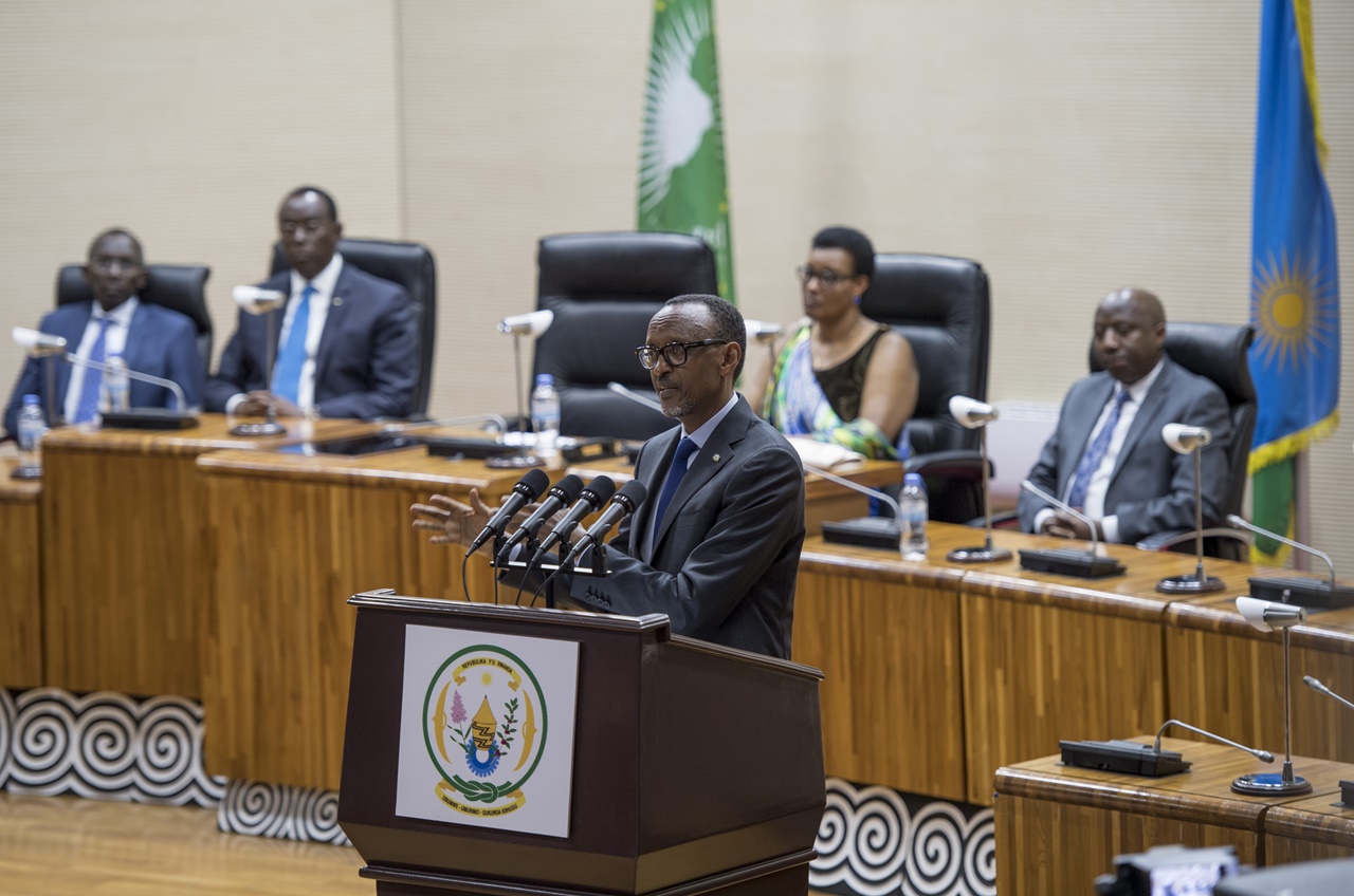 Perezida Kagame yihanangirije abayobozi bwibwira ko hari icyatuma badakurikiranwa