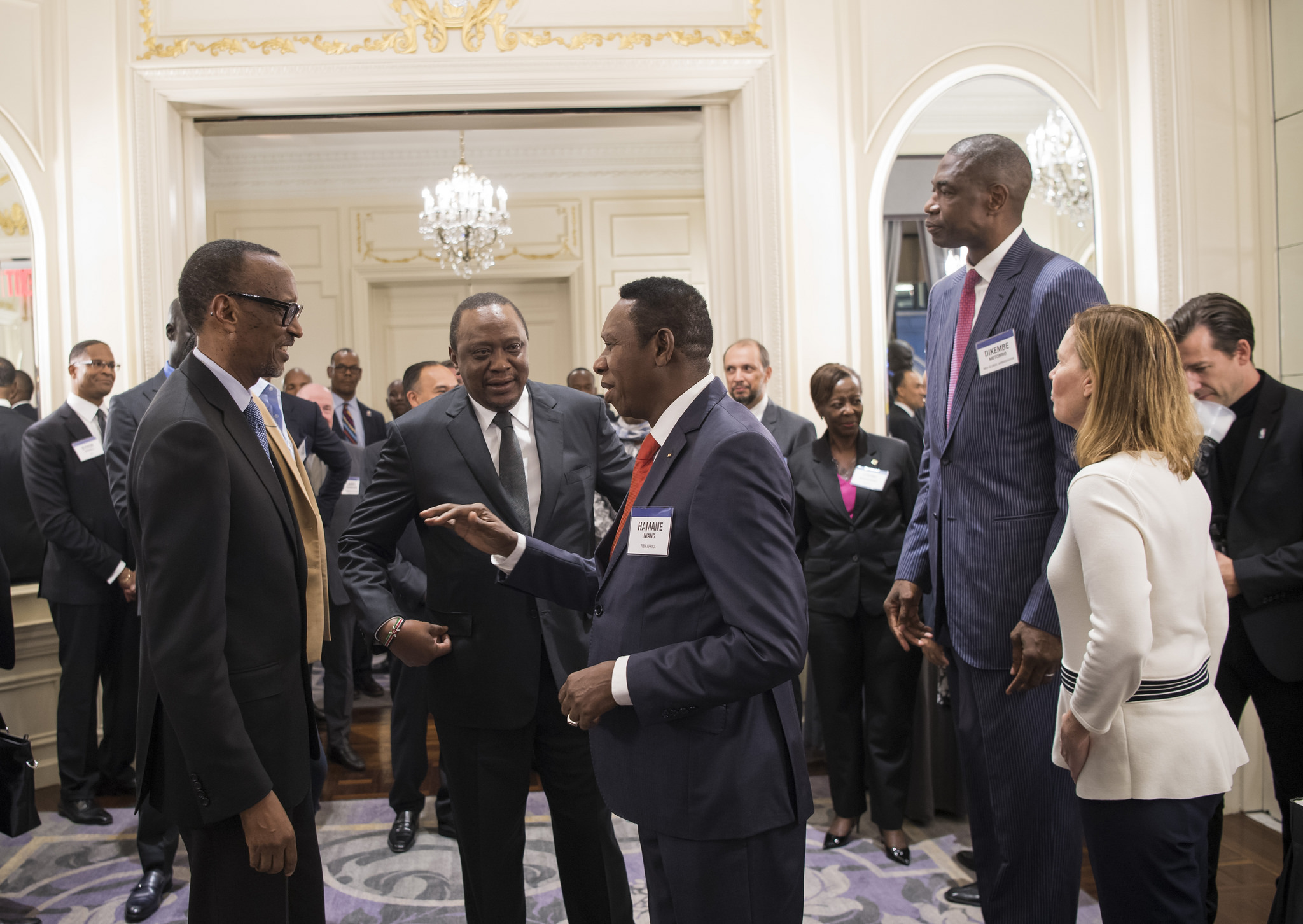 Perezida Kagame yaganiriye n'abayobozi batandukanye bari bitabiriye iyo nama