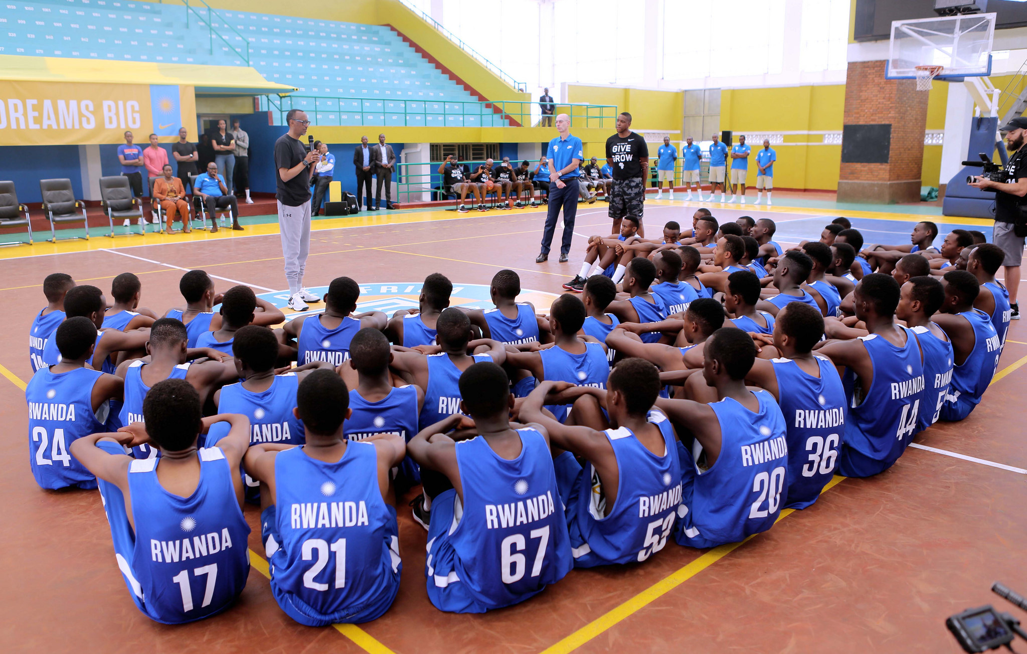 Perezida Kagame yababwiye ko nta kintu gifite akamaro umuntu adakorera