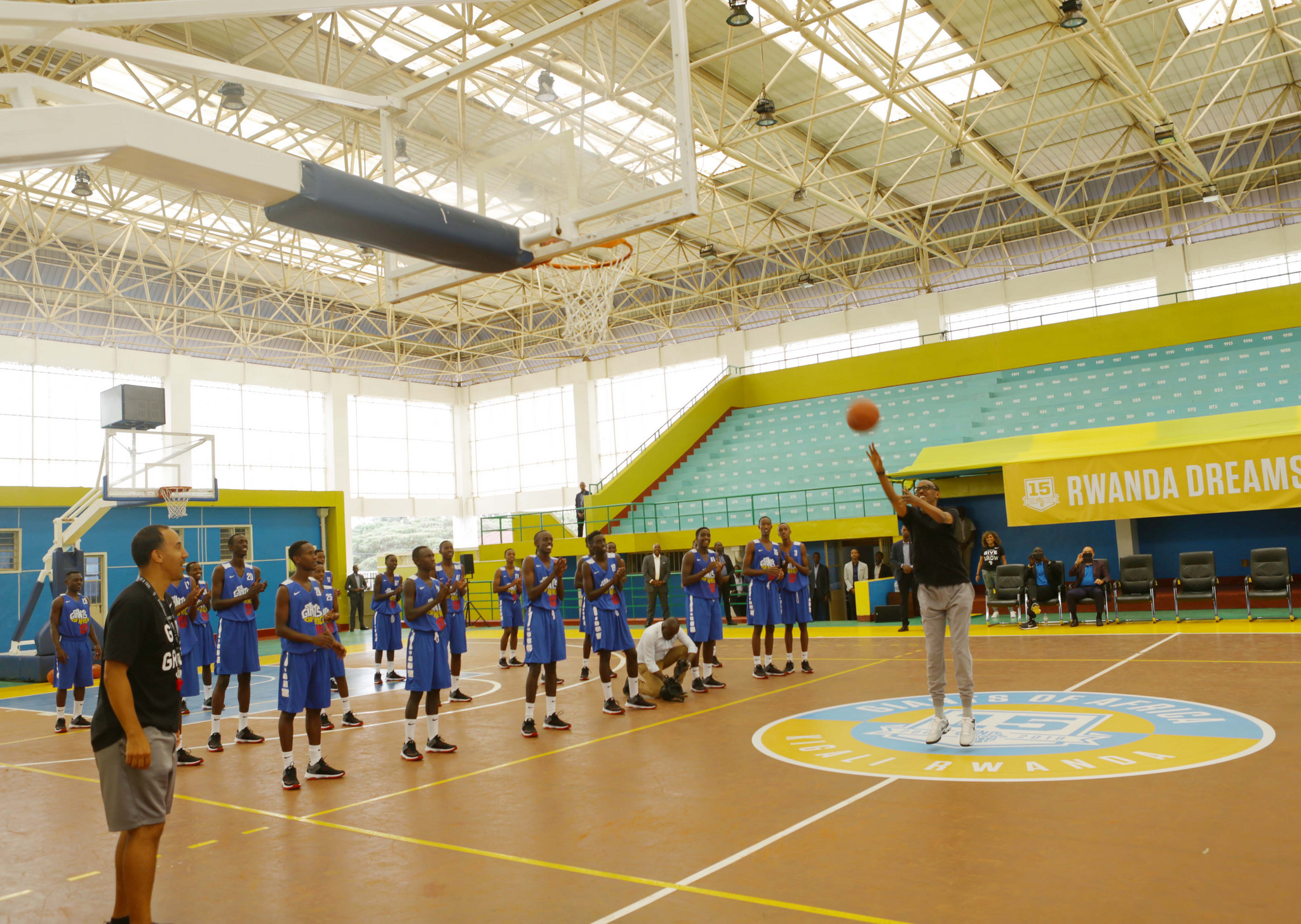 Perezida Kagame agerageza guhamya muri 'panier' y'umukino wa Basket Ball