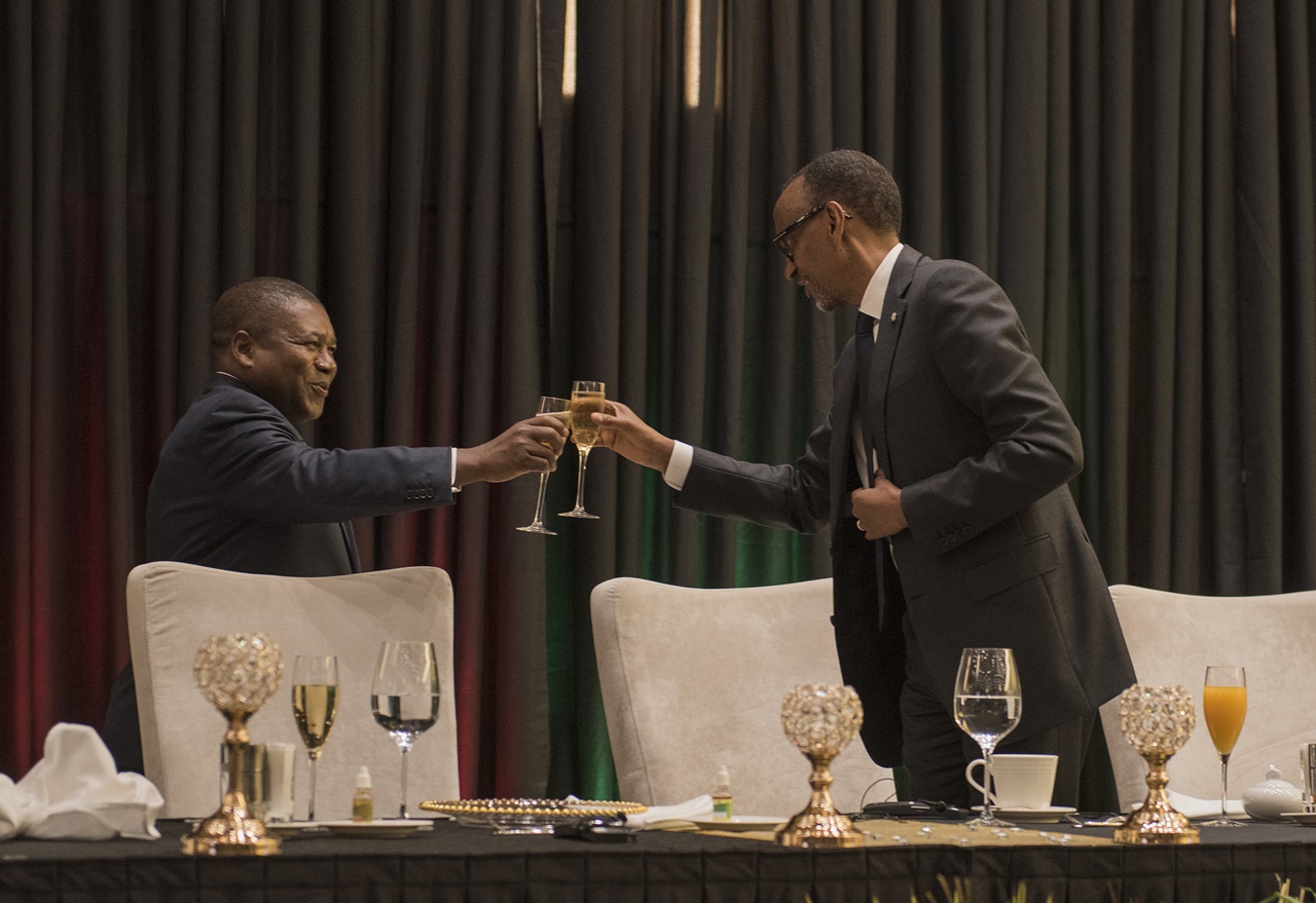 Perezida Kagame yaraye yakiriye ku meza Perezida wa Mozambique Filipe Nyusi