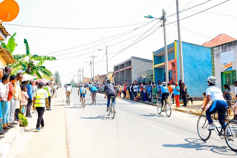 Umujyi wa Ruhango ugenda ushyirwamo imihanda ya kaburimbo ku buryo byakoroshya abashaka kubaka inzu zo gucururizamo