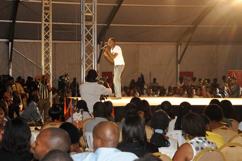 Meddy nawe yaririmbiye abitabiriye icyo gitaramo 