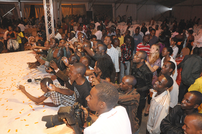 Ibyo birori byo gutora Miss Rwanda 2009 byari byitabiriwe n'abantu ibihumbi 