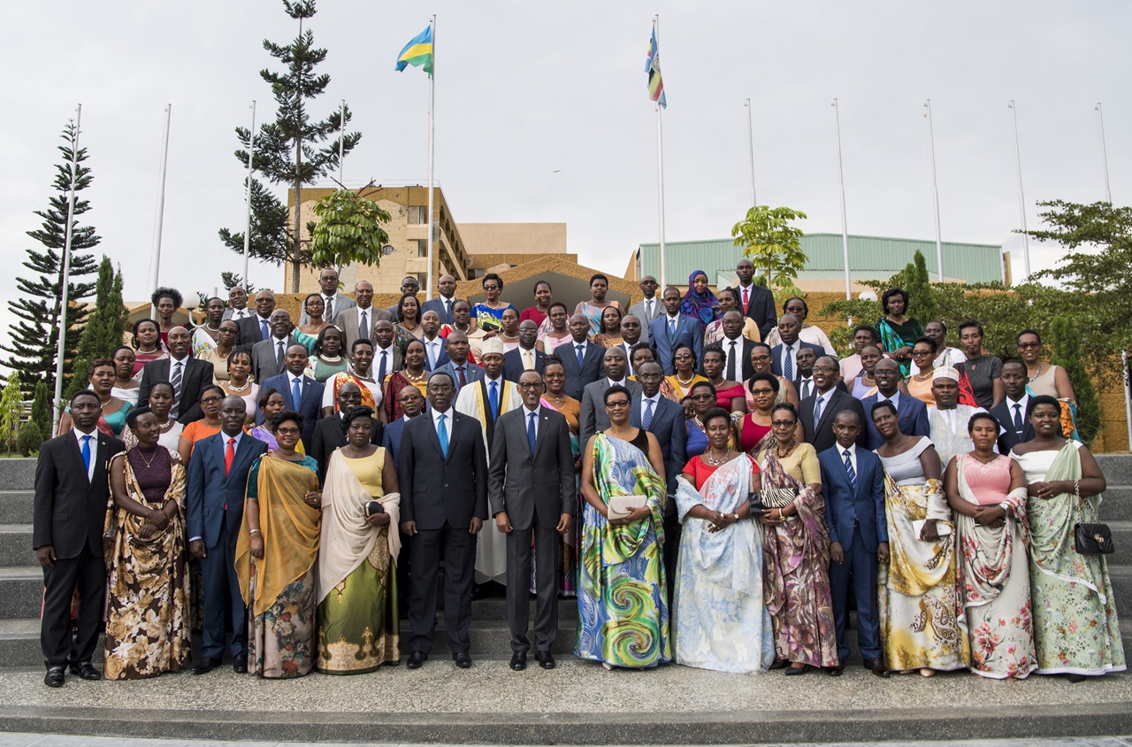 Perezida Kagame yafashe ifoto y'urwibutso hamwe n'abagize inteko barahiye