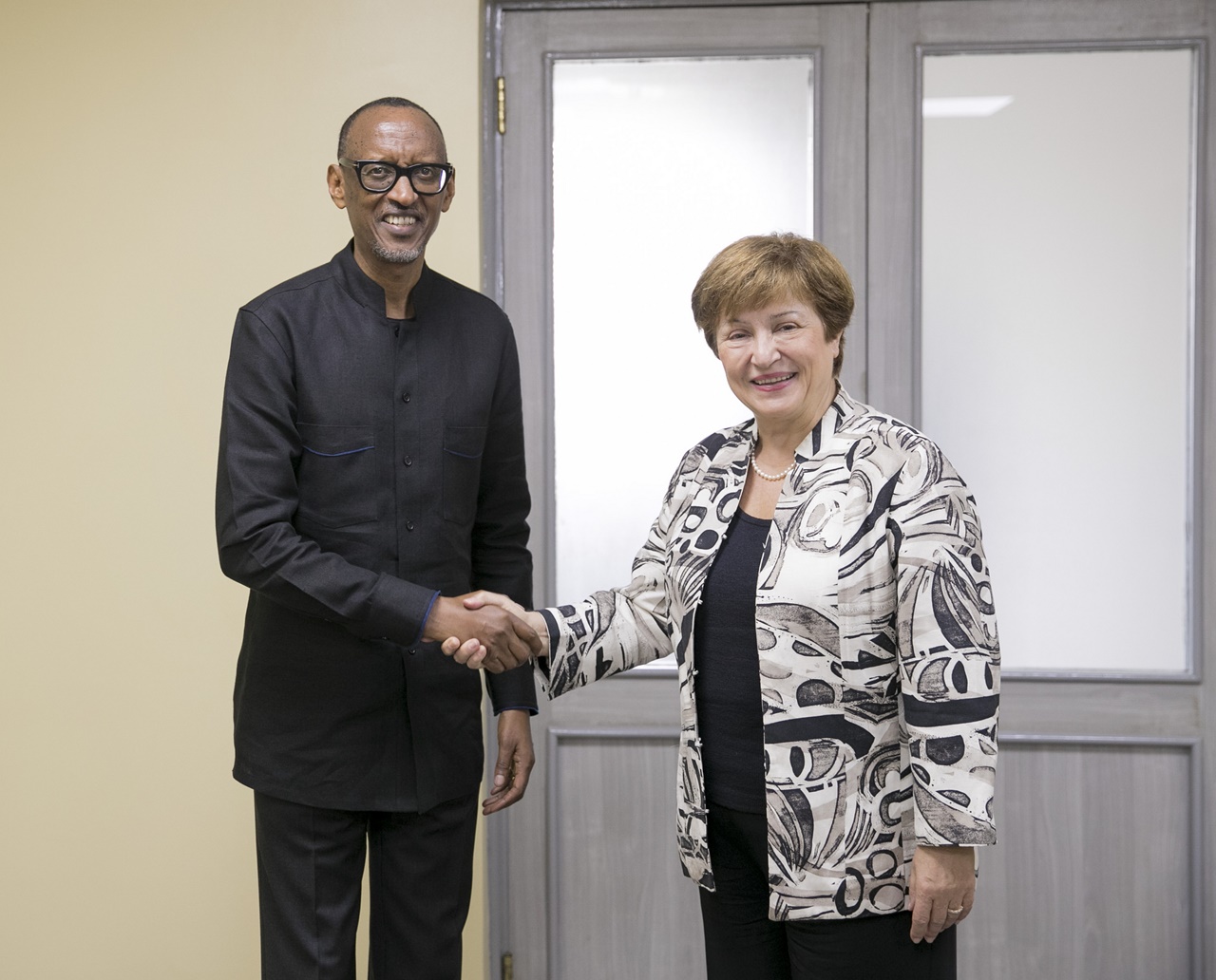 Perezida Kagame nyuma y'ibihganiro n'umuyobozi wa Banki y'Isi Kristalina Georgieva