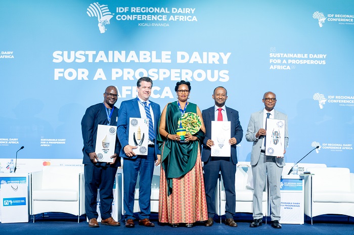 Abayobozi bahawe impano bagenewe n'Ihuriro Nyarwanda ry'aborozi n'abatunganya ibikomoka ku mata