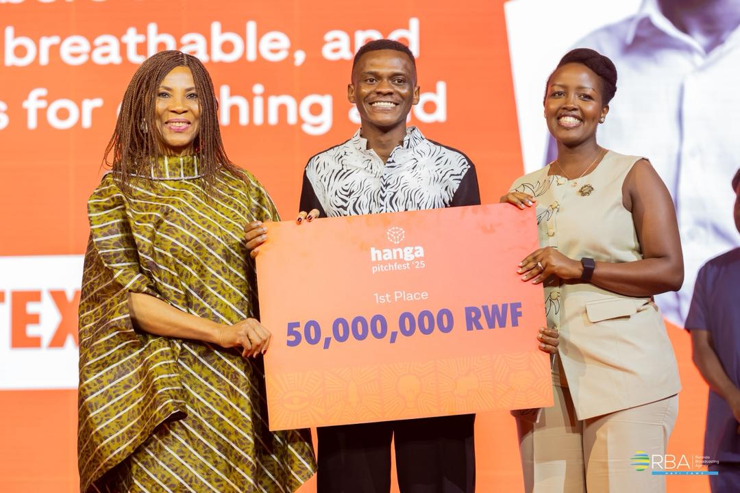 Uhereye ibumoso, Umuyobozi Mukuru wa UNDP muri Afurika hamwe na Minisitiri w'Ikoranabuhanga na Inovasiyo bahemba Jonathan Shauri Kalibatha nyiri mushinga Re-Banatex