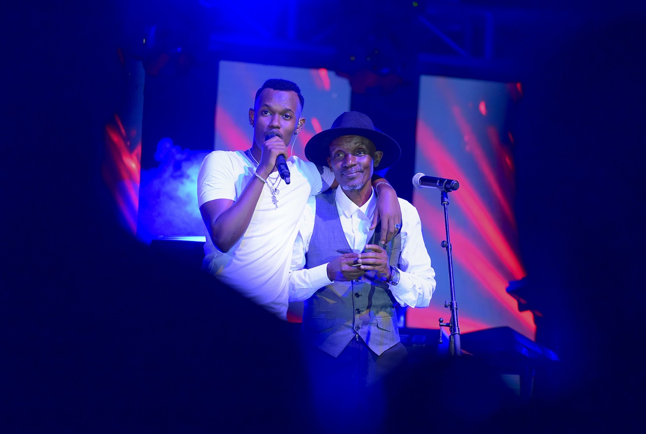 Buravan yasabye ise ko bajyana ku rubyiniro bagafatanya kuririmba "Garagaza"