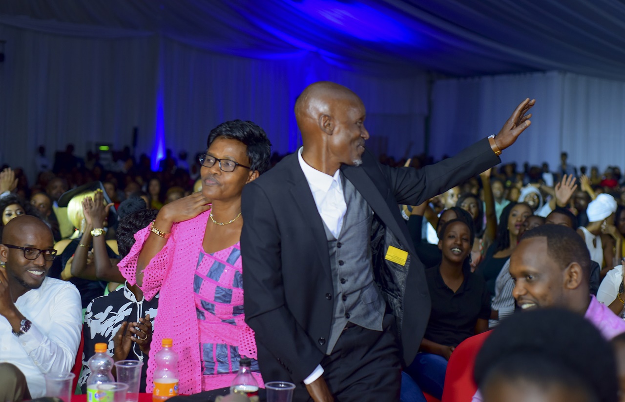 Ababyeyi ba Buravan basuhuza abitabiriye igitaramo