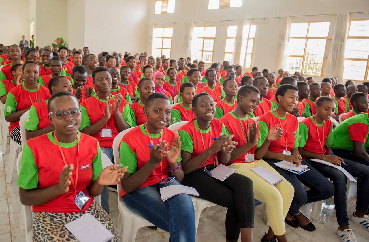 Madame Jeannette Kagame yahaye abana b'abakobwa inama z'uko bakwitwara mu buzima