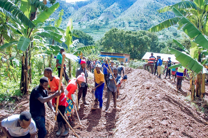 Basibuye inzira z'amazi kugira ngo adatera isuri mu mirima no mu ngo z'abaturage