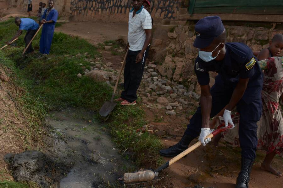 Polisi y'igihugu iri gufatanya n'abaturage gusukura umujyi wa Kigali 