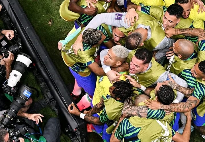 Abakinnyi ba Brazil bishimira igitego cya Richarlison