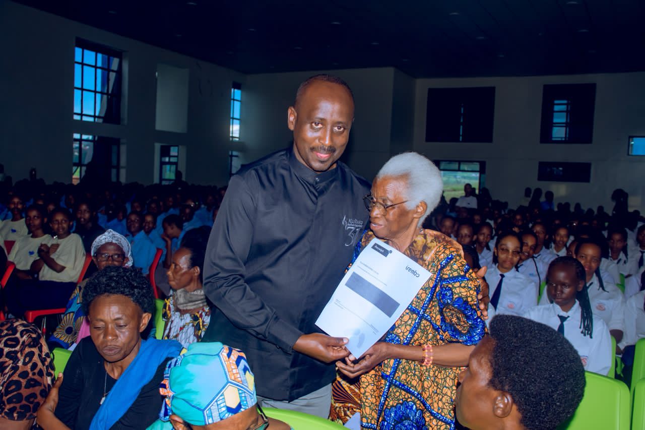 Umwe mu barokotse Jenoside utishoboye ashyikirizwa icyemeza ko yishyuriwe mitiweri