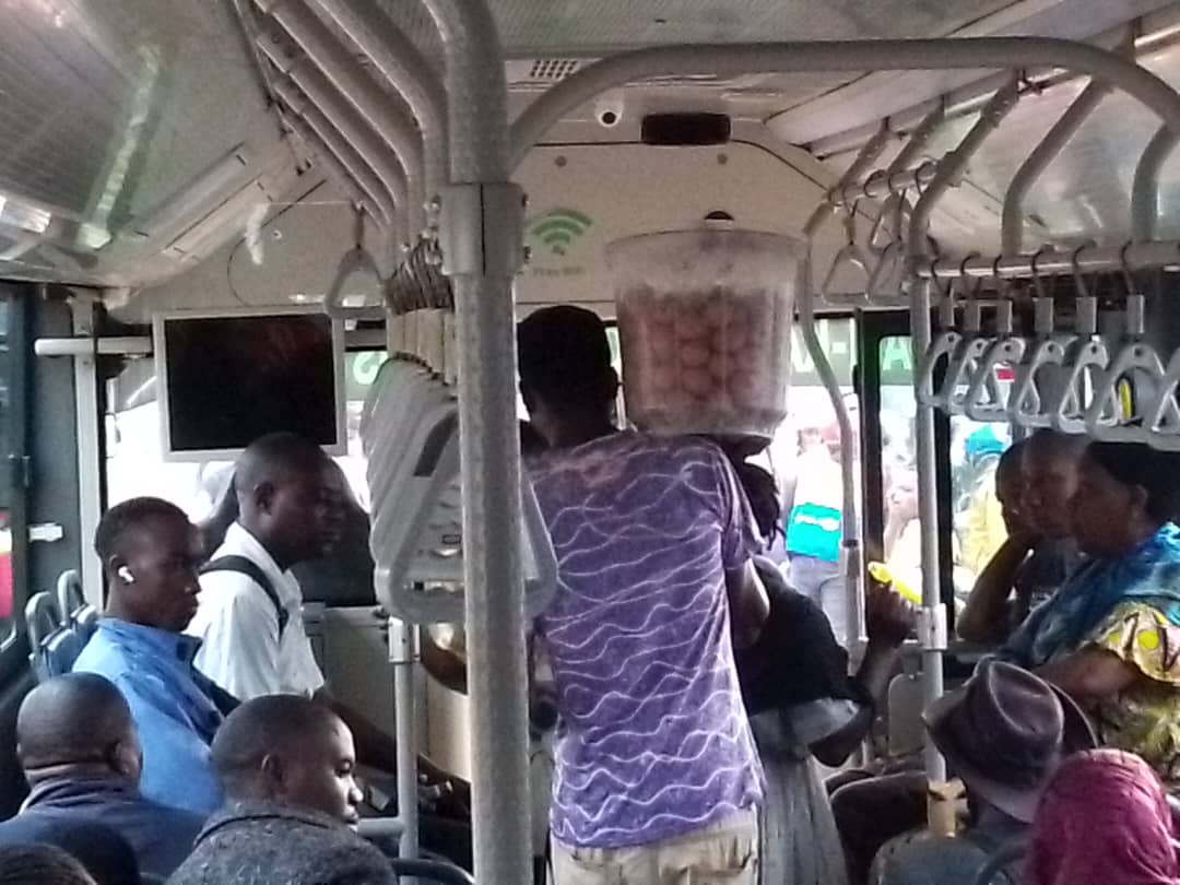 Uyu aracuruza amagi muri bisi, abagenzi bavuga ko ababangamira