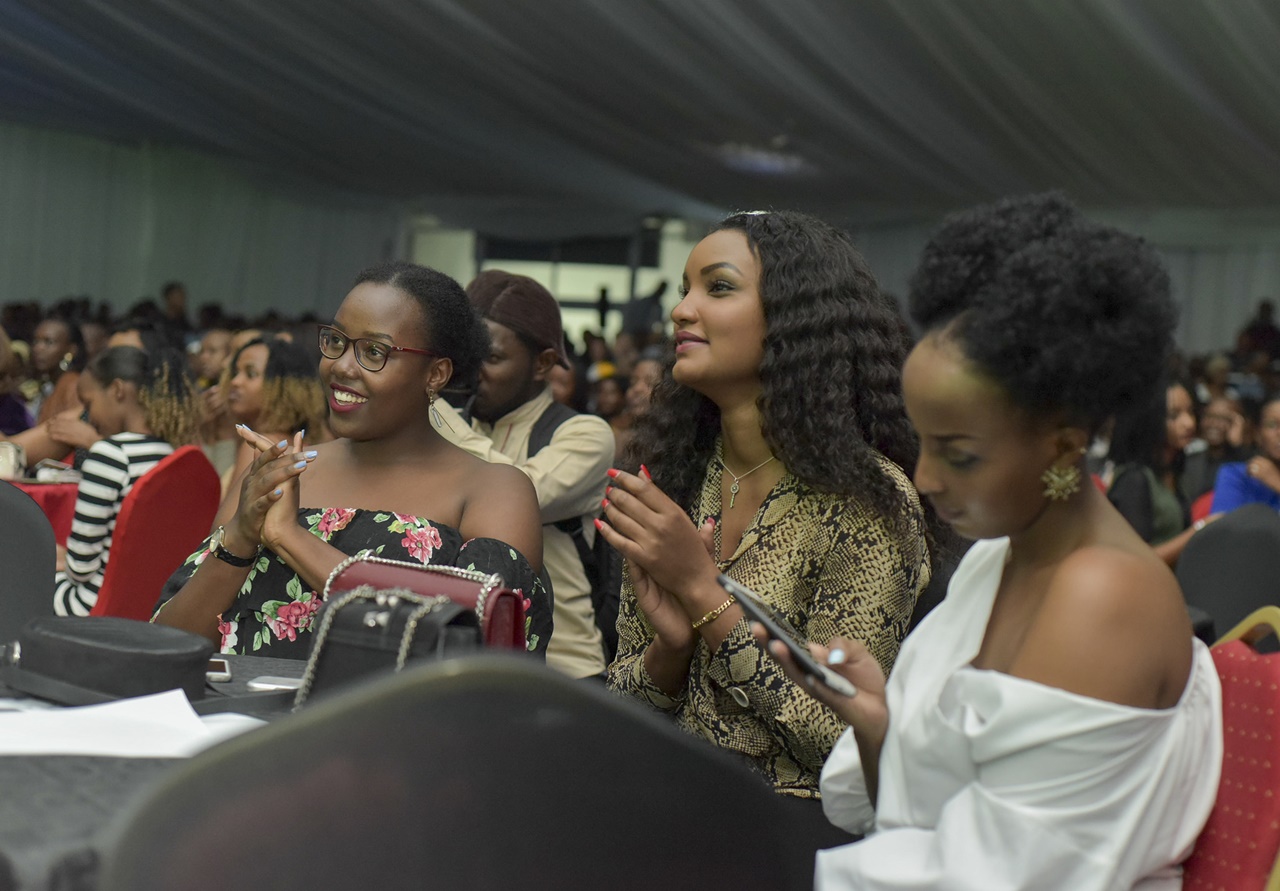 Kate Bashabe (hagati) nawe ntiyatanzwe