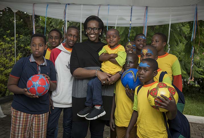 Niyonkuru ateruwe na madame Jeannette Kagame hamwe n'abandi bana 