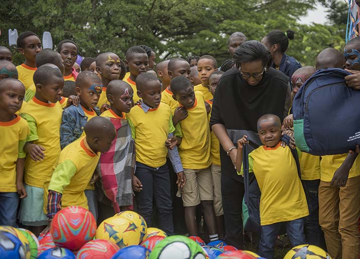 Ahabwa impano na madame Jeannette Kagame 