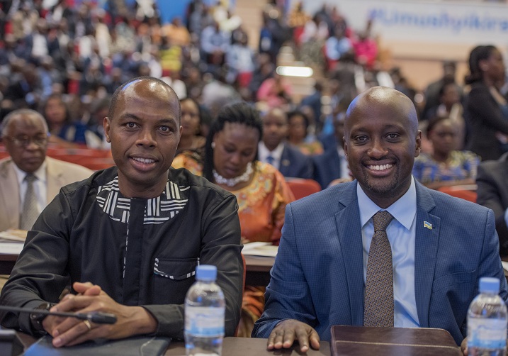 Minisitiri Nduhungirehe (uri iburyo) ngo ntiyigeze atuka minisitiri w'Afurika y'Epfo