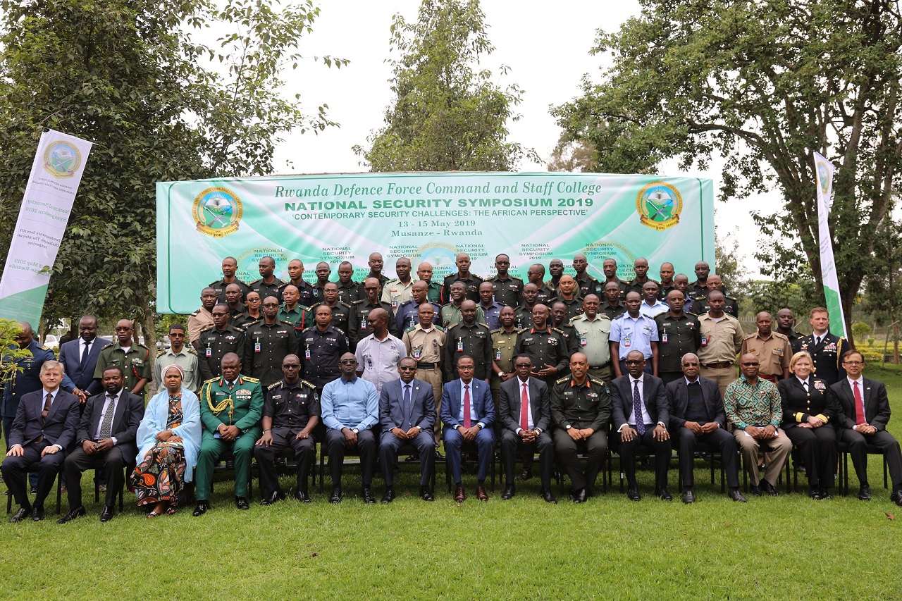 Abitabiriye inama bafata ifoto y