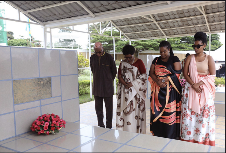 Abo mu muryango wa Rwagasana Michel Bashyira Indabo ku gituro cye umwaka ushize
