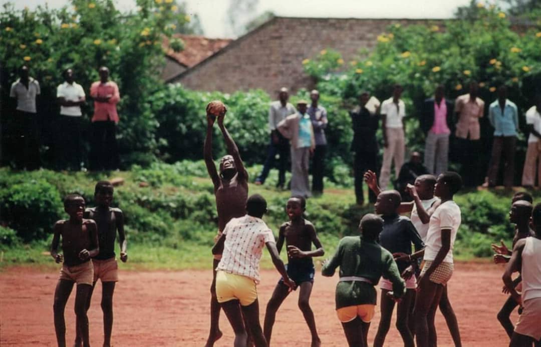 Abana bari bakiri bato icyo gihe bishimiye umukino mushya bari bungutse