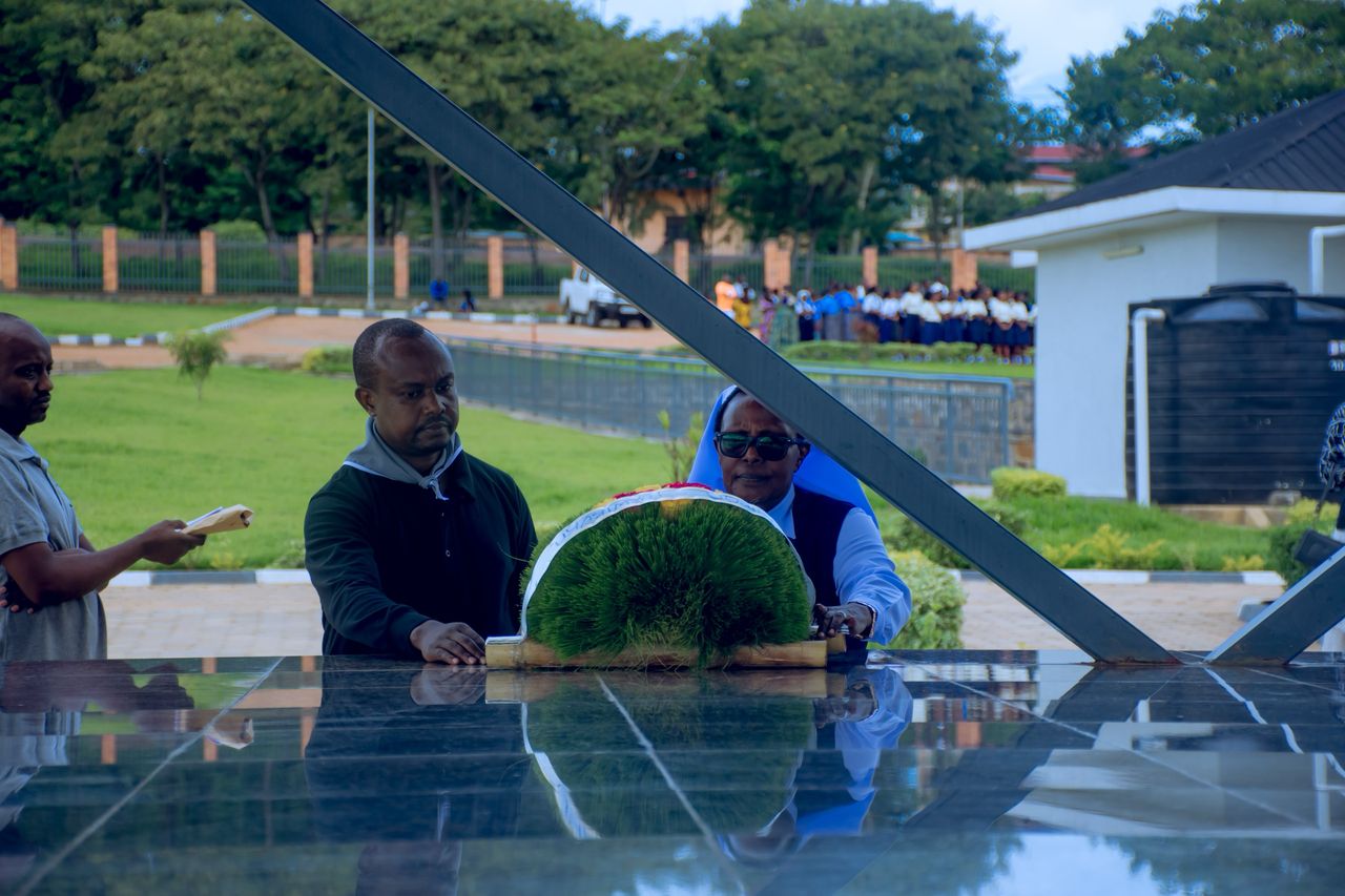 Bashyira indabo ku rwibutso