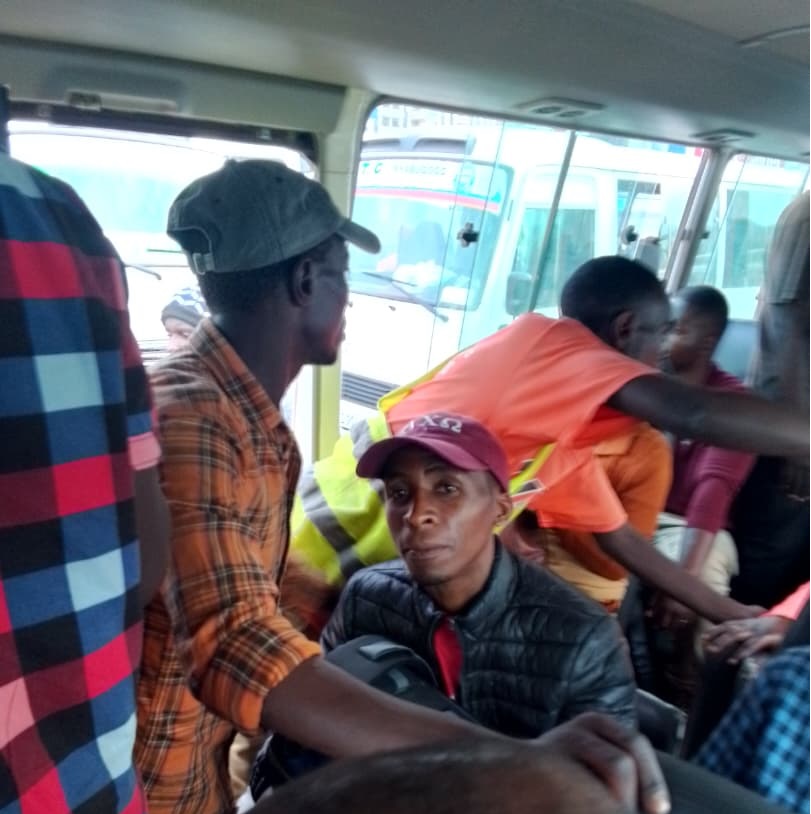 Aba bafungura imodoka zinjira muri gare banjiramo, bakubarara ku bagenzi bashaka abajya mu bindi byerekezo