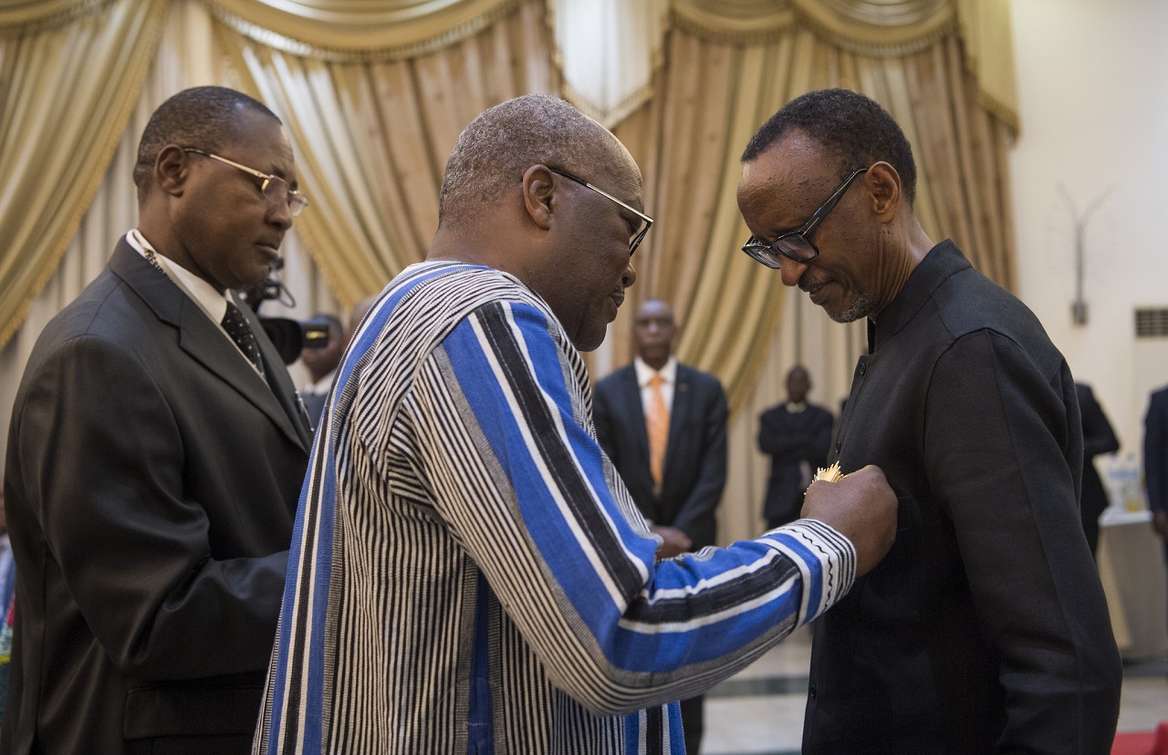 Perezida Kagame yambikwa umudari na mugenzi we wa Burkina Faso