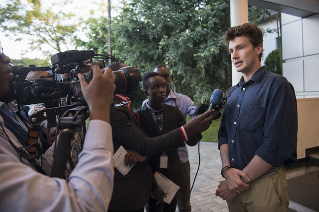 Umwe muri aba banyeshuri avugana n'itangazamakuru