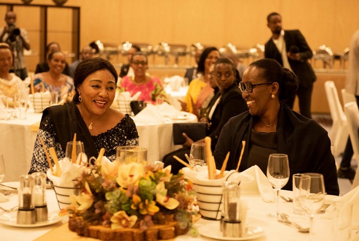 Madamu Jeannette Kagame (Iburyo) yaraye yakiriye ku meza mugenzi we Denise Nyakeru Tshisekedi (ibumoso)