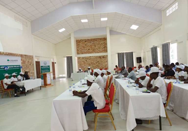 Abantu banyuranye basobanuriwe ko hagiye gushorwa Miliyari eshanu mu nkengero za Nyungwe