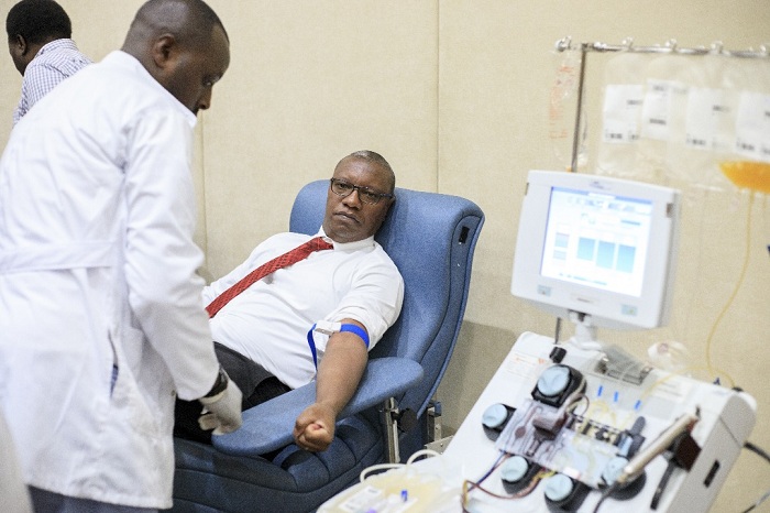 Minisitiri Ndimubanzi na we ari mu batanga amaraso kenshi