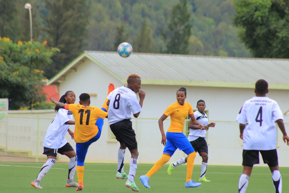 Ibangarye Anne Marie arwanira umupira na Ukwikunda Jeannette watsindiye Scandinavia igitego cya mbere