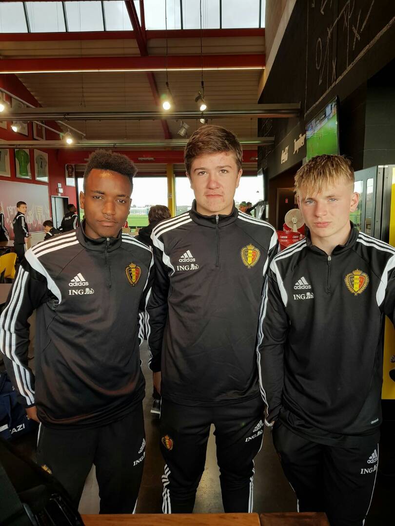 Yves Mitsindo ba bagenzi be bari kumwe mu ikipe y'igihugu y'ububiligi.