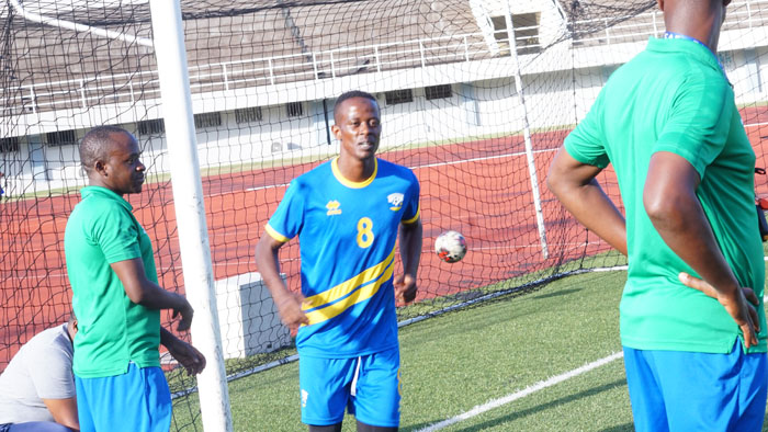 Haruna Niyonzima yakoze imyitozo yitegura Seychelles, ariko ku munota wa nyuma avanwa ku rutonde