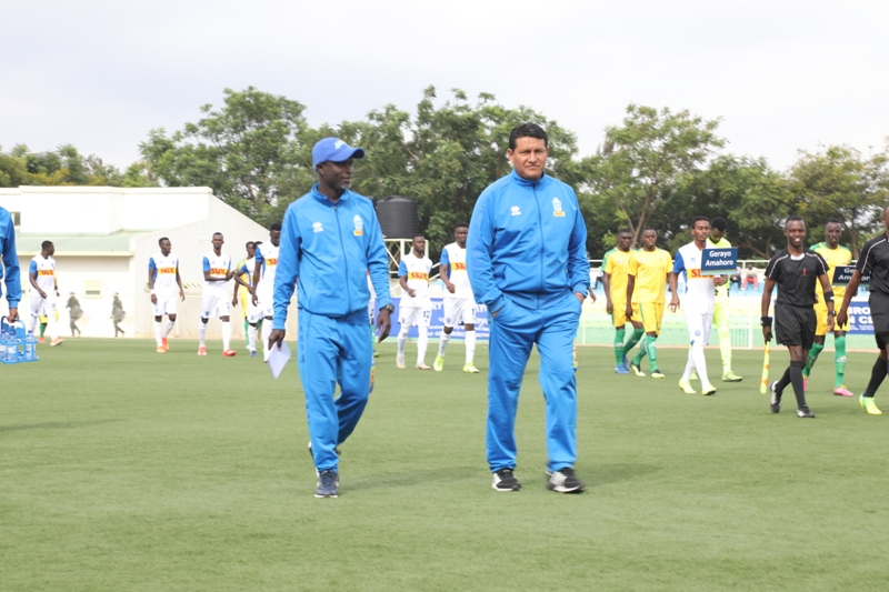 Umutoza Javier Martinez Espinoza na Kirasa Alain umwungirije baganira mbere y'umukino