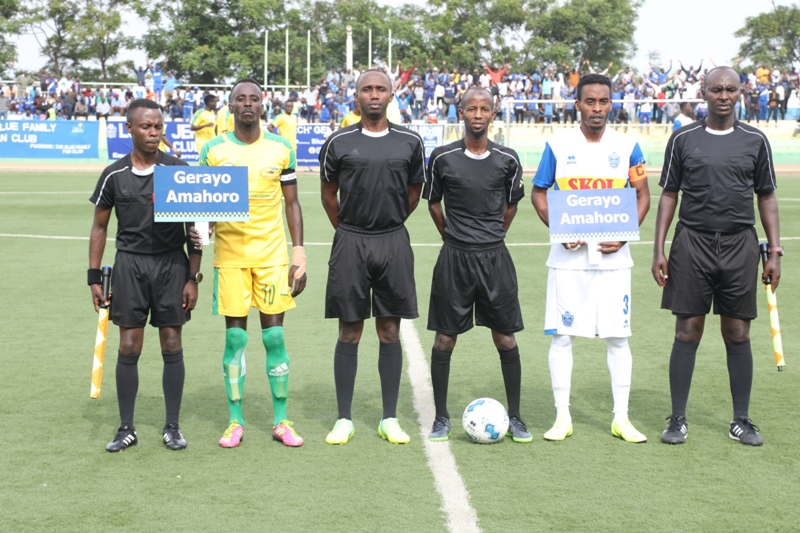 Abasifuzi b'umukino na ba kapiteni bombi mbere y'umukino, batanga ubutumwa bwa Gerayo Amahoro