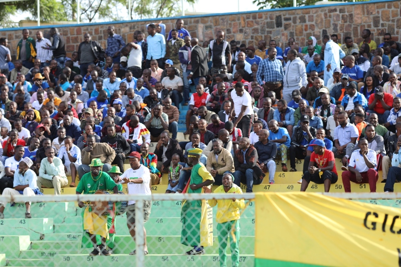 Abafana bake ba Gicumbi bagerageza gushyigikira ikipe yabo