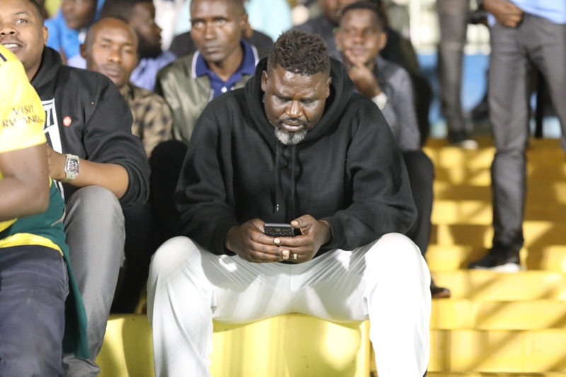 Ndimbati ubwo amakipe yari ari mu karuhuko, yasomaga ubutumwa butandukanye