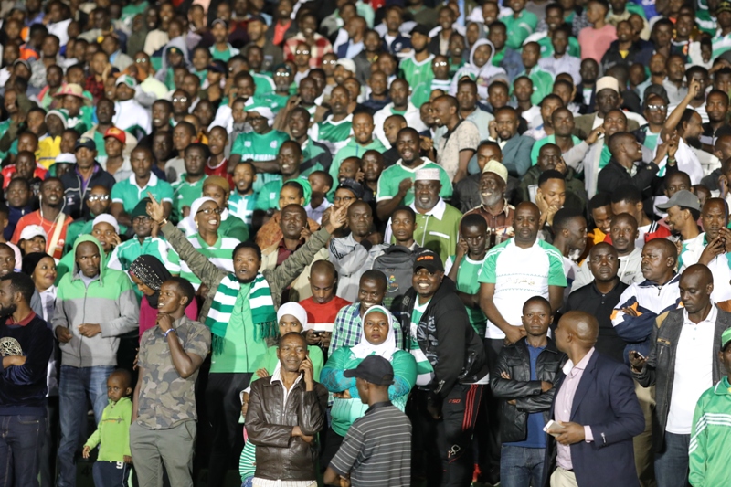 Abafana ba Kiyovu mu ibara ry'icyatsi kibisi ribaranga bari babukereye