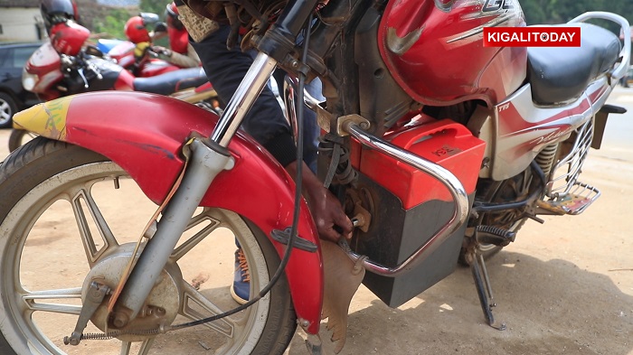 Abatwara izi moto bavuga ko batiri zikoresha zashaje ku buryo zitakigenda urugendo rurerure