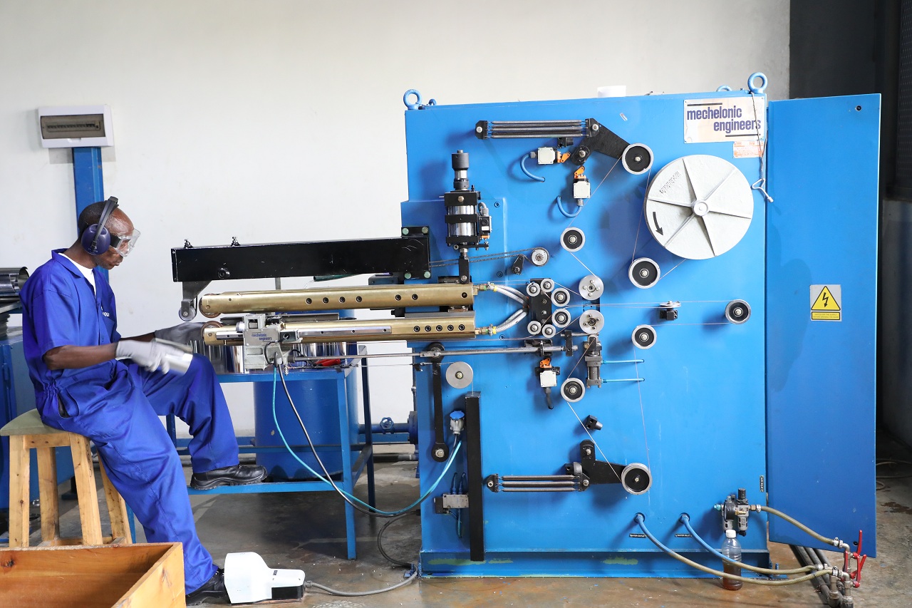 Umukozi ukoresha imashini isudira ibikombe bibikwamo amarangi 