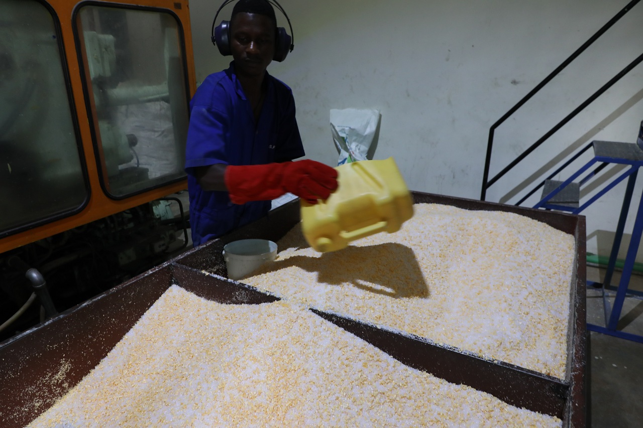 ibi bintu byifashishwa bakora amajerekani n'ibikombe bibikwamo amarangi 