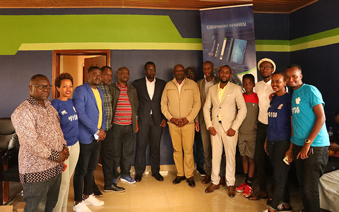 Ifoto y'urwibutso nyuma yo gusinya amasezerano