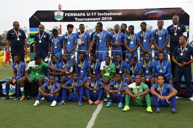 Ikipe y'igihugu ya Tanzania yegukanye umwanya wa mbere ihabwa igikombe inambikwa imidari 