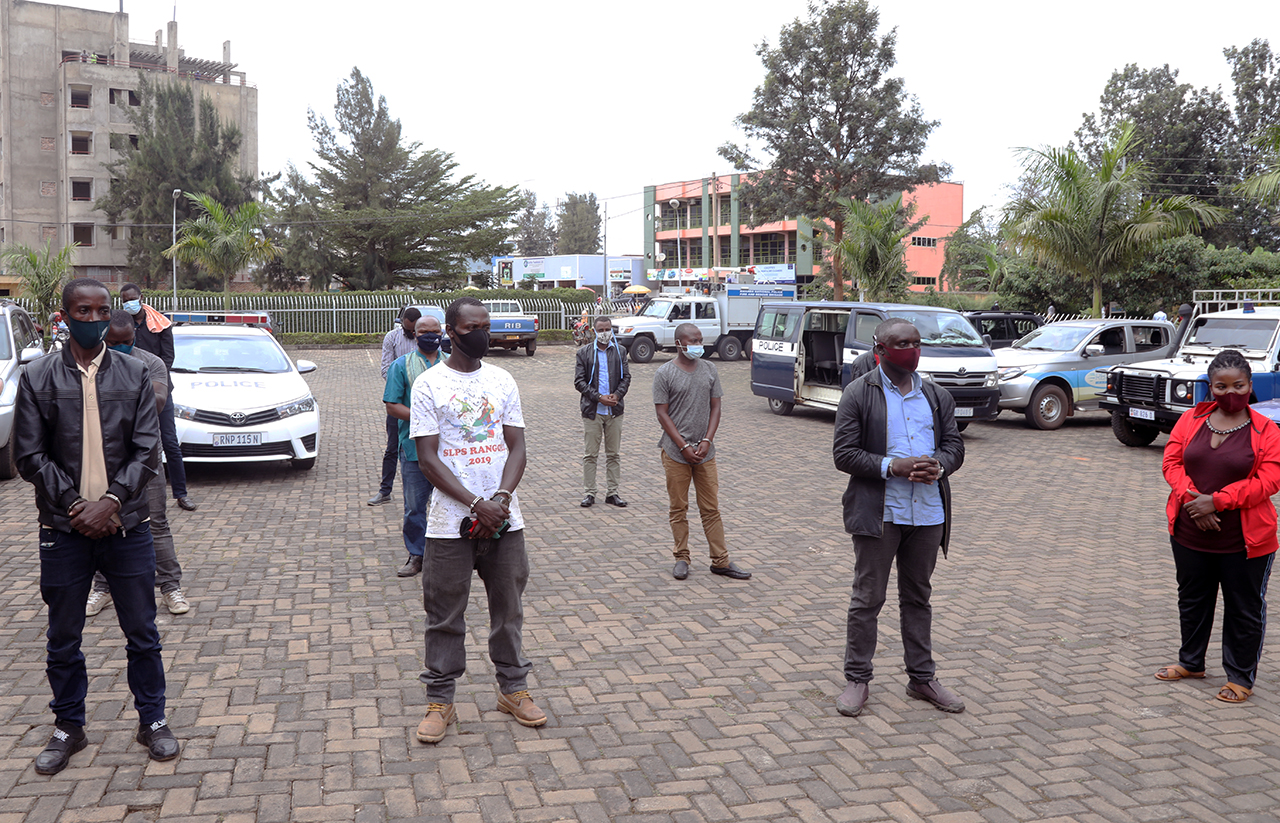 Bafungiwe kurenza saa tatu z