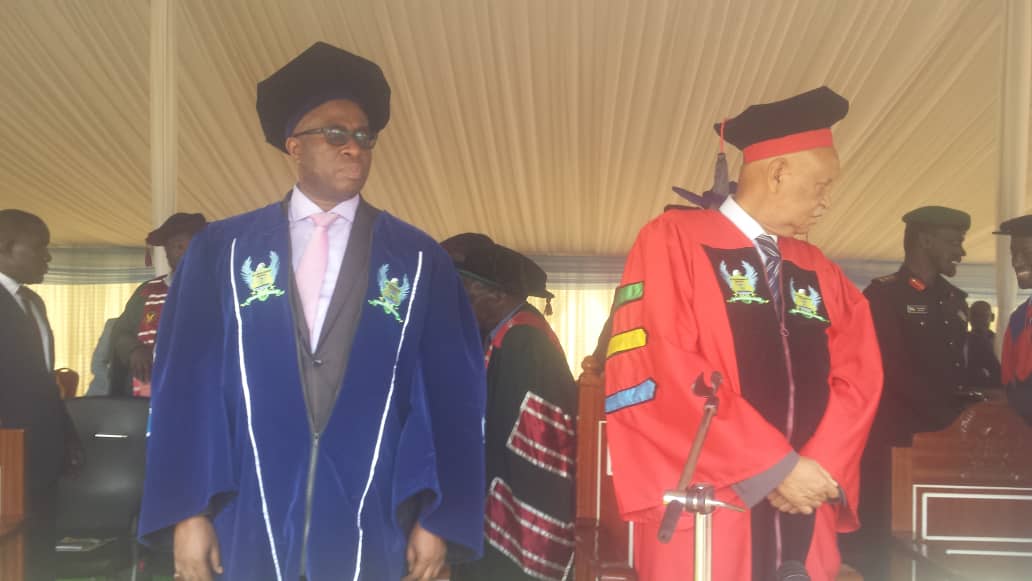 Mulindwa Samuel Umunyamabanga uhoraho muri MINEDUC wambaye ubururu avuga ko Leta itahaza abakeneye akazi, abasoza kaminuza bakwiye kwishakamo ibisubizo