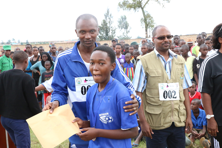 Uyu nawe ni undi mwana ukiri muto witwa Mushyitsi Gloria wagaragaje ko afite ahazaza heza mu gusiganwa ku maguru